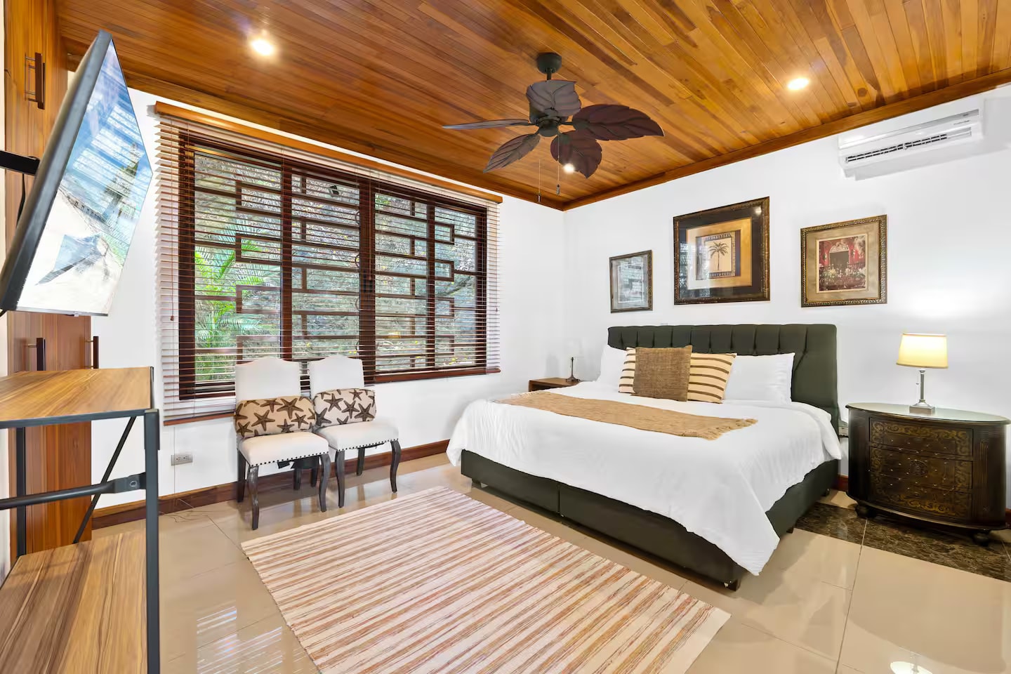 King bedroom at Villa Dos Playas